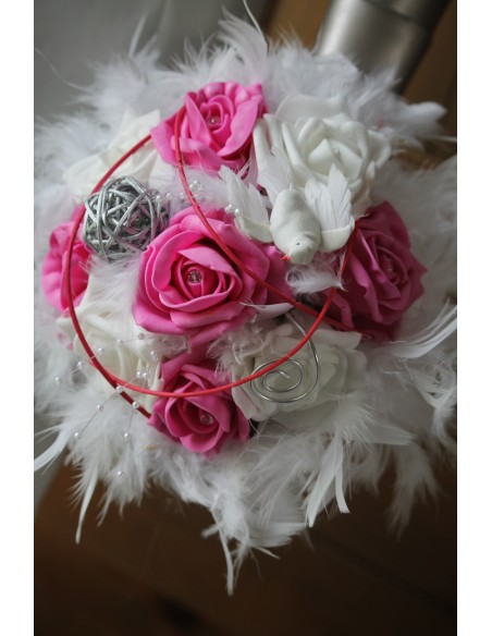 Bouquet demoiselle d'honneur Blanc et Fuchsia plumes, rotin, colombes! Bouquet demoiselle d'honneur Blanc et Fuchsia plumes, rotin, colombes!