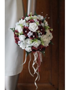 Fleurs de mariée roses bordeaux ou rouge et perles