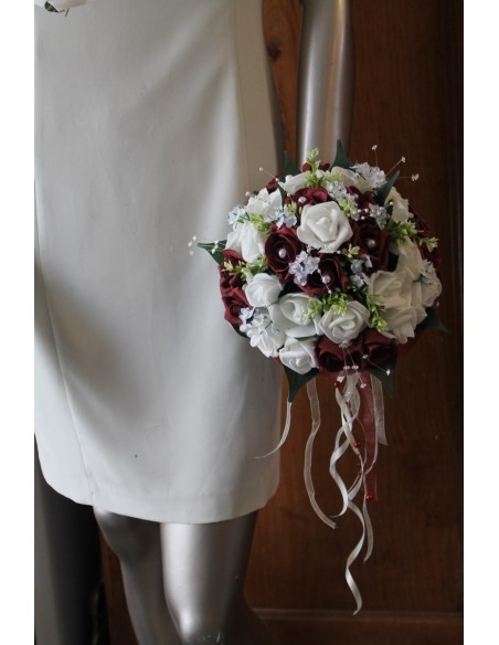 Fleurs de mariée roses bordeaux ou rouge et perles Fleurs de mariée roses bordeaux ou rouge et perles
