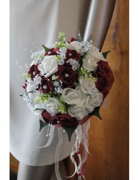Fleurs de mariée roses bordeaux ou rouge et perles Fleurs de mariée roses bordeaux ou rouge et perles