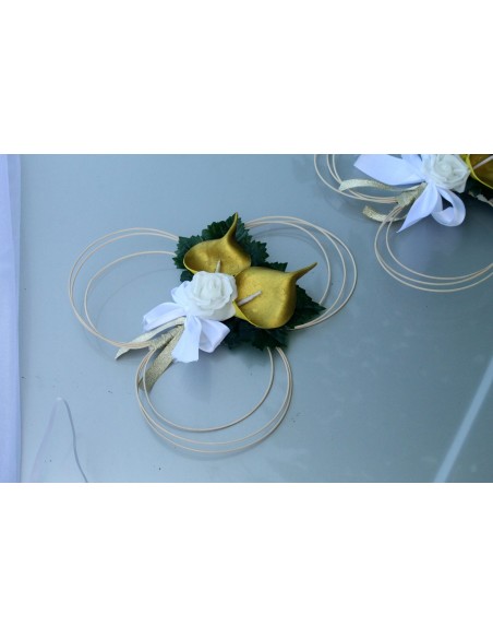 Mariage en rotin blanchis avec des compositions florales!