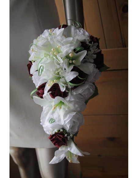 Bouquet de la Mariée cascade Lys et Roses bordeaux ou rouge Bouquet de la Mariée cascade Lys et Roses bordeaux ou rouge