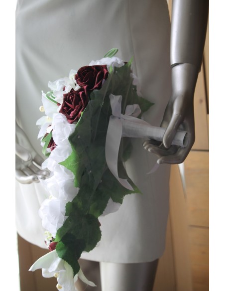 Bouquet de la Mariée cascade Lys et Roses bordeaux ou rouge Bouquet de la Mariée cascade Lys et Roses bordeaux ou rouge
