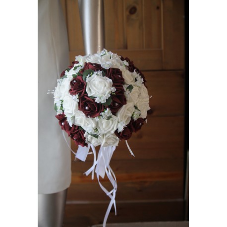 Bouquet de mariée rond roses blanches et bordeaux perles