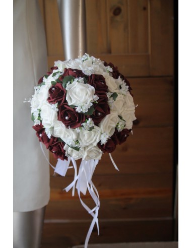 Bouquet de mariée rond roses blanches et bordeaux perles