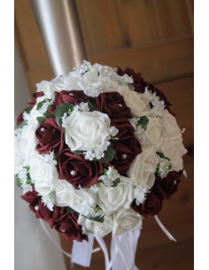 Bouquet de mariée rond roses blanches et bordeaux perles 2