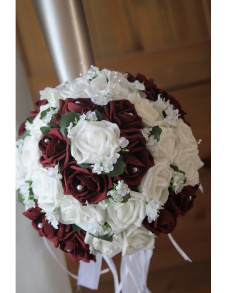 Bouquet de mariée rond roses blanches et bordeaux perles Bouquet de mariée rond roses blanches et bordeaux perles
