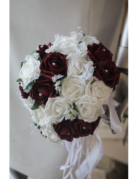 Bouquet de mariée rond roses blanches et bordeaux perles Bouquet de mariée rond roses blanches et bordeaux perles