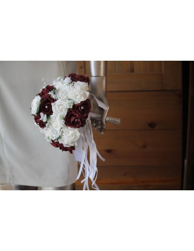 Bouquet de mariée rond roses blanches et bordeaux perles