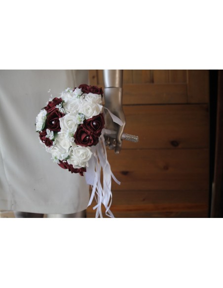 Bouquet de mariée rond roses blanches et bordeaux perles Bouquet de mariée rond roses blanches et bordeaux perles