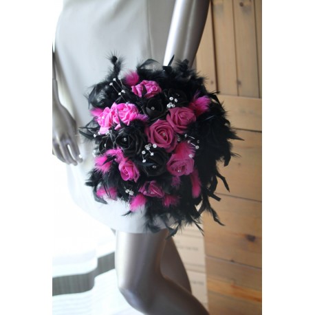 Bouquet mariée fuchsia et noir orné des perles et plumes