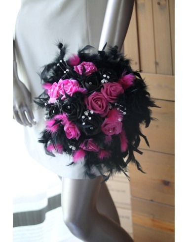 Bouquet mariée fuchsia et noir orné des perles et plumes