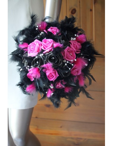 Bouquet mariée fuchsia et noir orné des perles et plumes