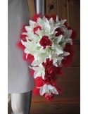 Bouquet de mariée rouge re-tombant avec Lys, Roses, Plumes