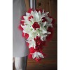 Bouquet de mariée rouge re-tombant avec Lys, Roses, Plumes
