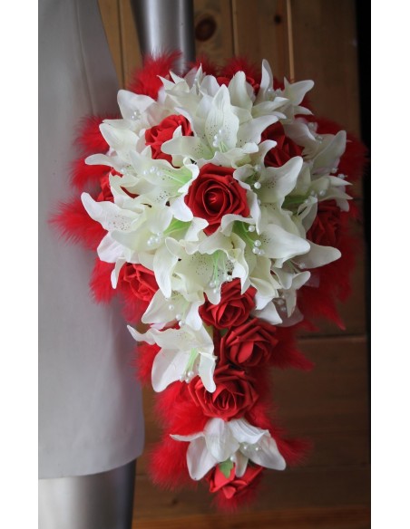 Bouquet de mariée rouge re-tombant avec Lys, Roses, Plumes
