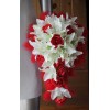 Bouquet de mariée rouge re-tombant avec Lys, Roses, Plumes