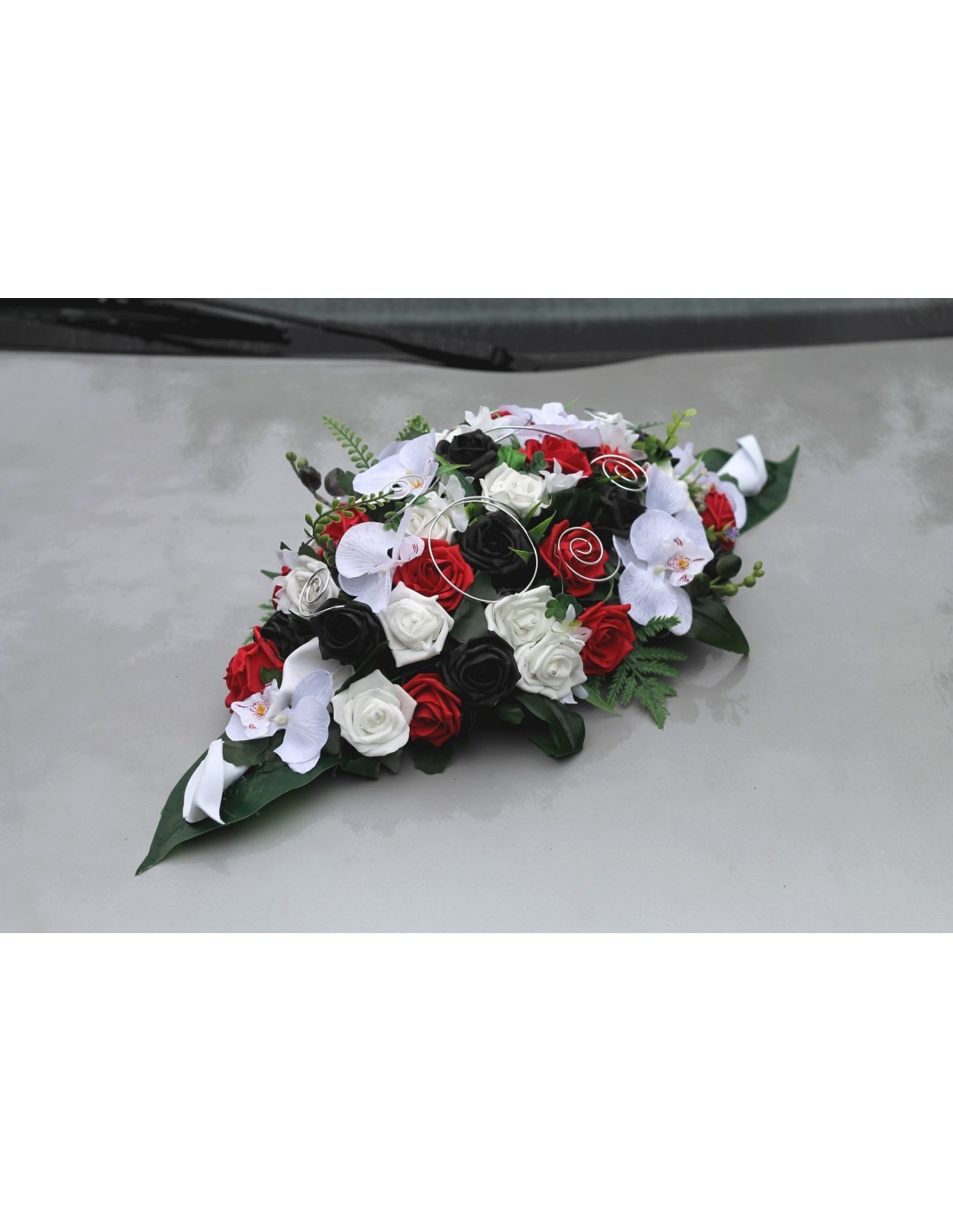 Composition fleurs voiture Mariage noir, blanc et rouge