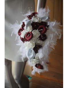 Bouquet de Fleurs Tombant avec de beaux arums bordeaux 2