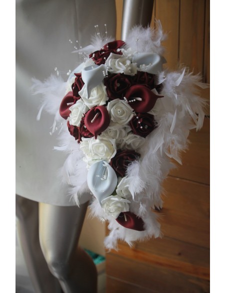 Bouquet de Fleurs Tombant avec de beaux arums bordeaux