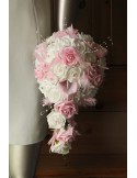 Bouquet mariage tombant Arums et Roses couleur rose tendre perlé