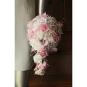 Bouquet mariage tombant Arums et Roses couleur rose tendre perlé