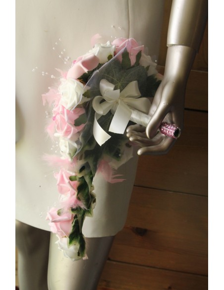 Bouquet mariage tombant Arums et Roses couleur rose tendre perlé