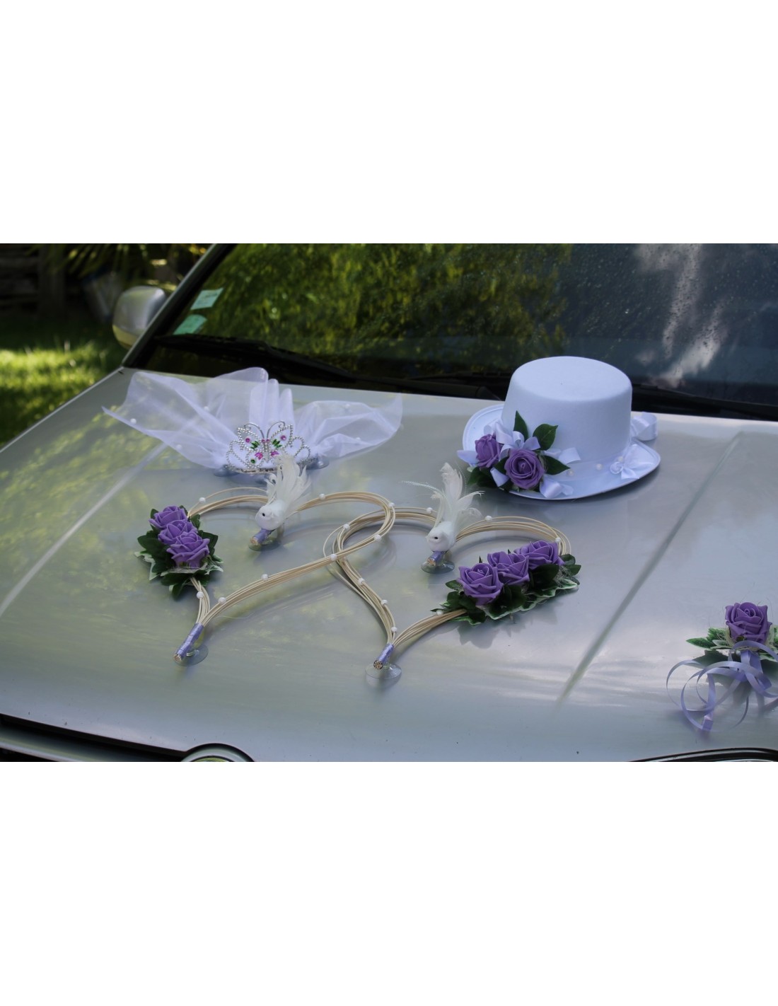 Décoration voiture mariage chapeau, voile, cœurs, colombes parme et blanc