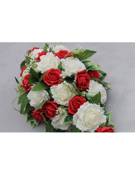 Décoration pour voiture de mariée avec de belles Roses Rouges Décoration pour voiture de mariée avec de belles Roses Rouges