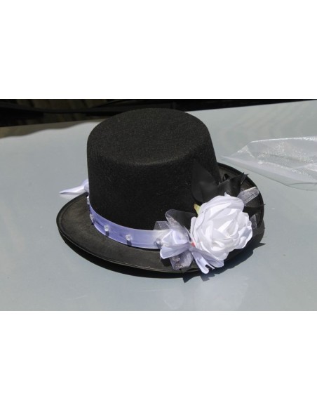 Chapeau et voile noir et blanc fleurs voiture de mariage
