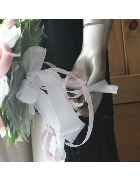 Bouquet Mariée Rond roses et arums rose poudré