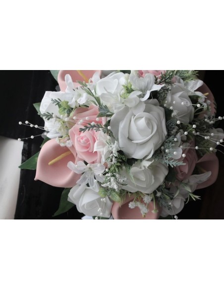 Bouquet Mariée Rond roses et arums rose poudré