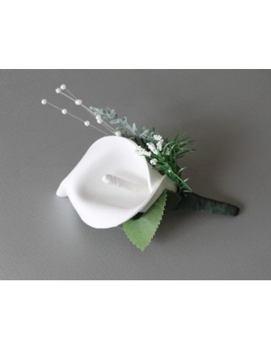 Boutonnière Mariage arum blanche avec gypsophile et perles