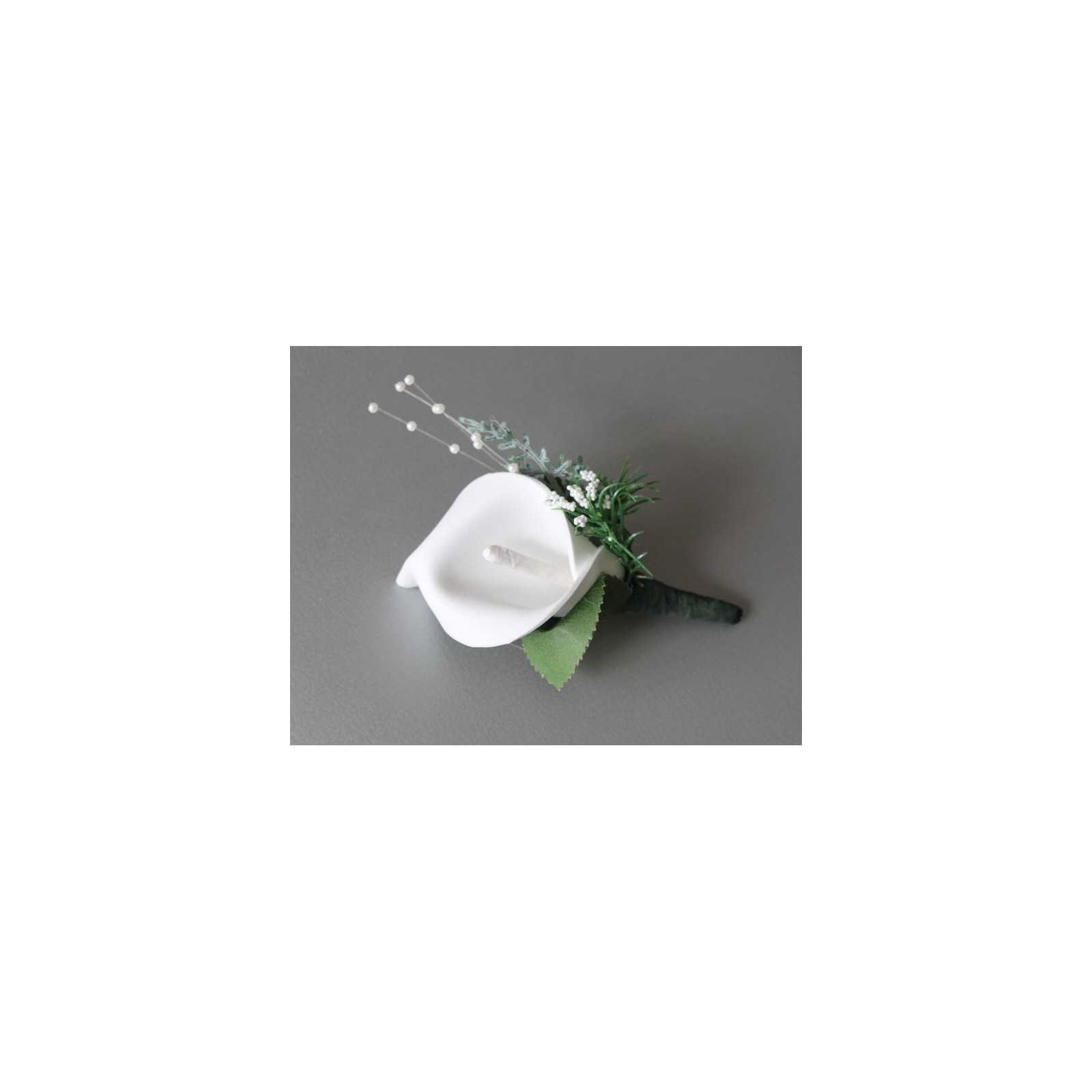 Boutonnière Mariage arum blanche avec gypsophile et perles