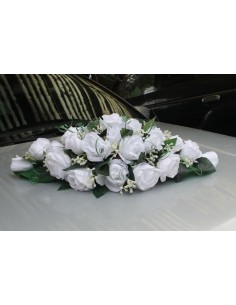 Décoration pour voiture de mariage roses blanches feuillage 2