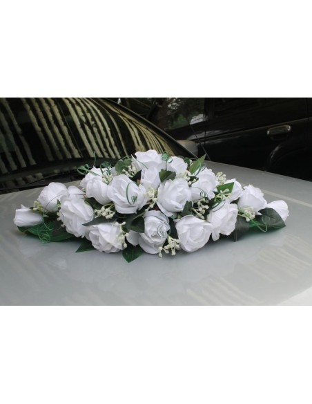 Décoration pour voiture de mariage roses blanches feuillage