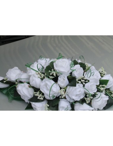 Décoration pour voiture de mariage roses blanches feuillage