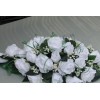 Décoration pour voiture de mariage roses blanches feuillage