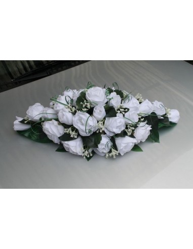 Décoration pour voiture de mariage roses blanches feuillage
