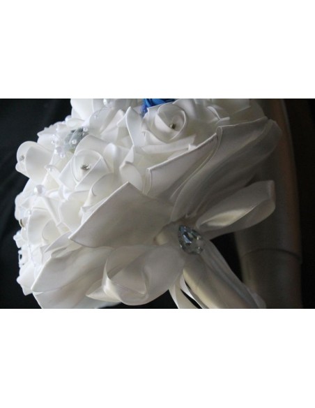 Bouquet mariée ivoire, bleu et gris orné des strass