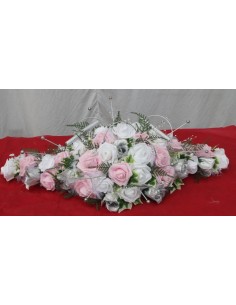 Décoration voiture de mariage plumes blanc, rose et gris argenté