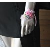 Bracelet de fleurs mariage rose et gris gypsophile et plumes