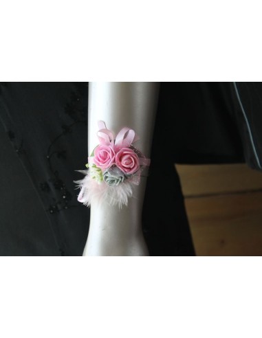 Bracelet de fleurs mariage rose et gris gypsophile et plumes