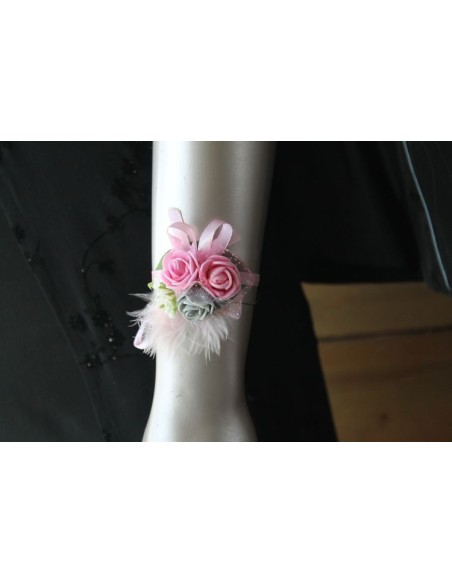 Bracelet de fleurs mariage rose et gris gypsophile et plumes