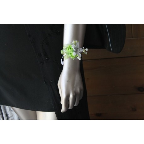 Bracelet de fleurs de mariage avec des roses couleur blanc et vert