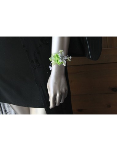 Bracelet de fleurs de mariage avec des roses couleur blanc et vert