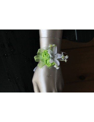 Bracelet de fleurs de mariage avec des roses couleur blanc et vert