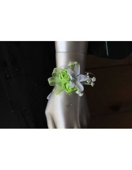 Bracelet de fleurs de mariage avec des roses couleur blanc et vert