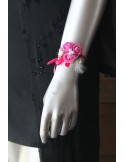 Bracelet de fleurs mariage rose fuchsia avec perles et plume