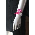 Bracelet de fleurs mariage rose fuchsia avec perles et plume